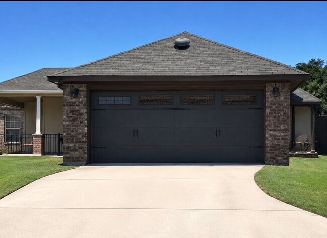 Building Photo - Cute cottage style home with garage