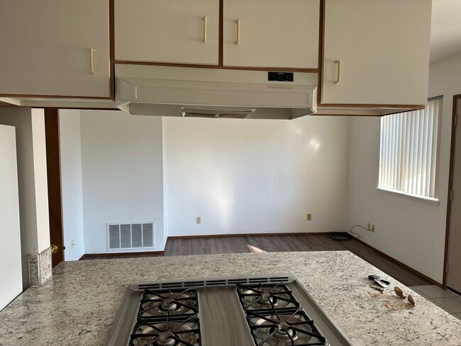 Building Photo - 1 Bedroom, 1 Bathroom Lower Unit in Small Apartment Building Close to BTC