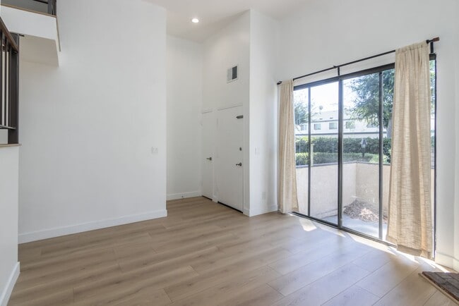 Building Photo - Beautifully Renovated 3-Bedroom Townhome i...
