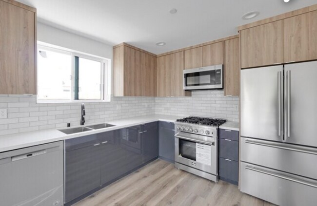 Building Photo - Newer Townhouse Available!