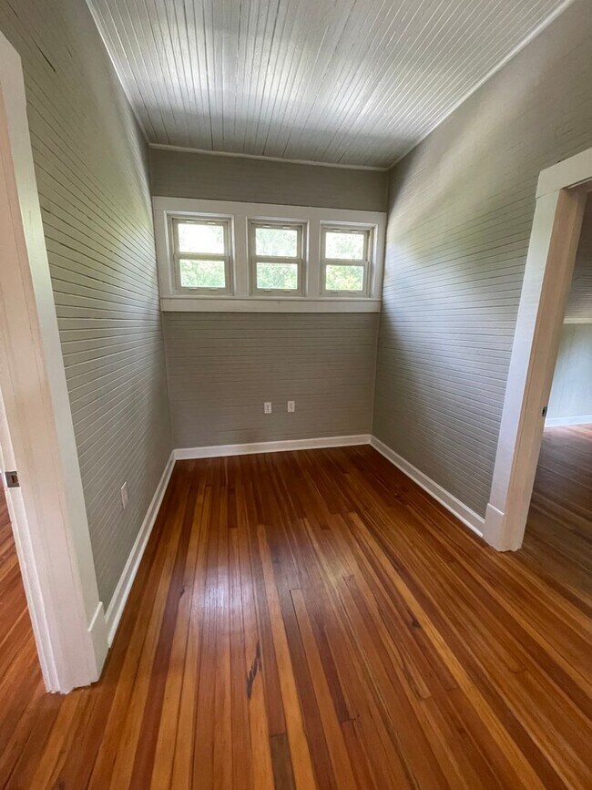 Building Photo - Stunning, renovated 7br home in the heart of Carrboro! Walk to downtown w/ ease, walk or bike to ...