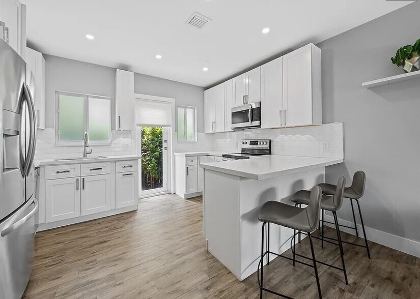 Building Photo - 808 NE 17th Way