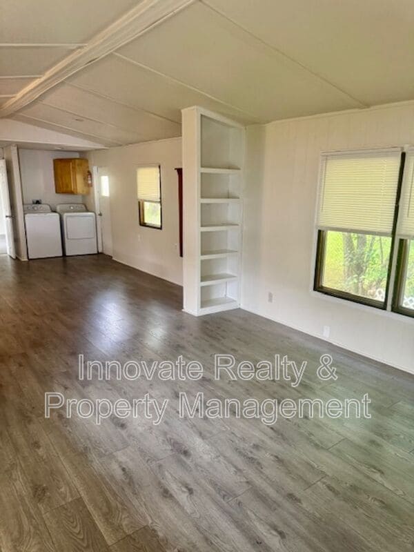 Building Photo - 437 Wicker Ave