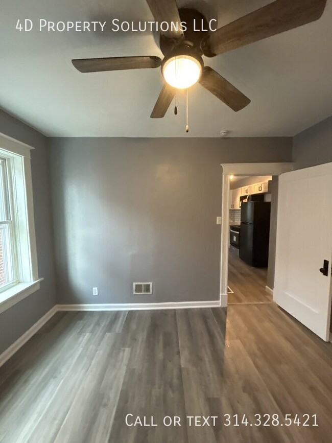 Building Photo - Cozy and Spacious Living in Upstairs Unit ...