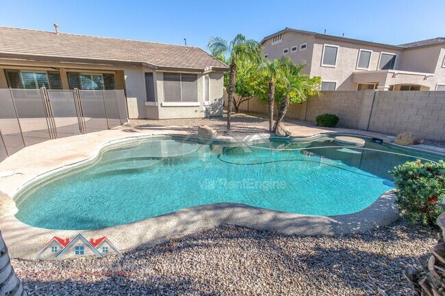 Building Photo - 661 E Julian Dr