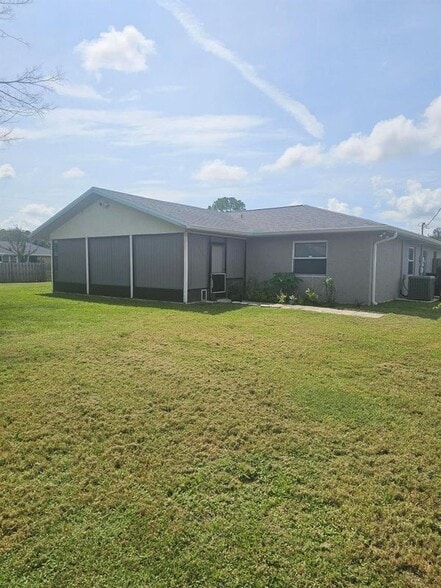 Building Photo - 301 SW Violet Ave