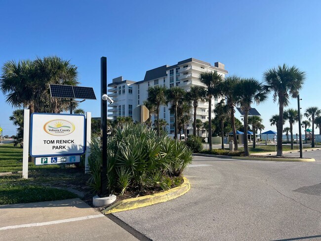 Building Photo - Beautiful Condo with Ocean Views