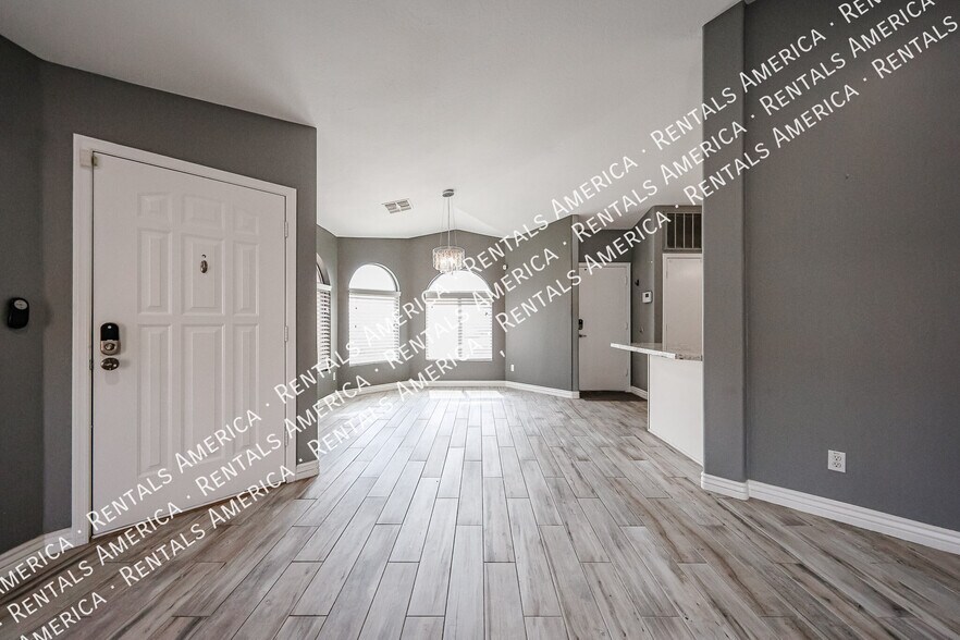 Building Photo - 4524 E Glenhaven Dr