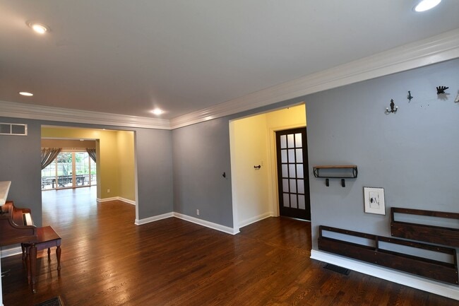 Building Photo - 106 Manlyn Dr