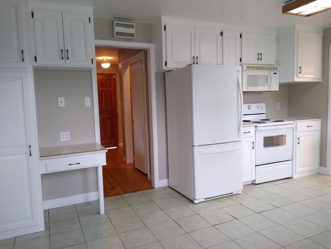 Building Photo - Stunning 4 bedroom 2 bath Virginia Village...