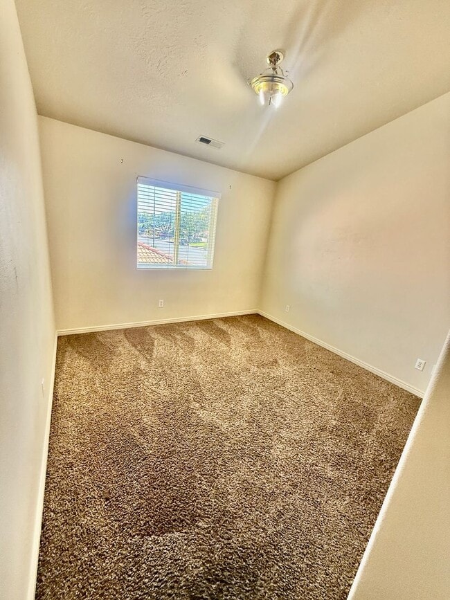 Building Photo - Cute 3-BR Townhome Near Costco