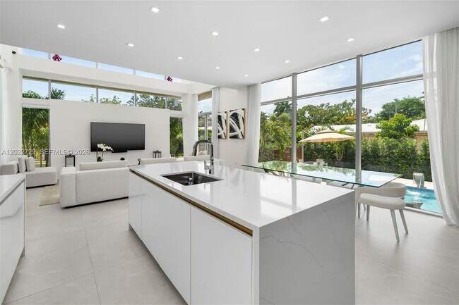 Building Photo - West 47th Street, Miami Beach, FL 33140 - 5 BR 5 BA single-family home