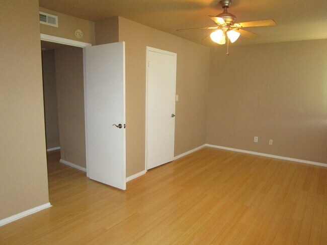 Building Photo - (2) Bed/(2.5) Bath Townhome Avail Now! Poo...