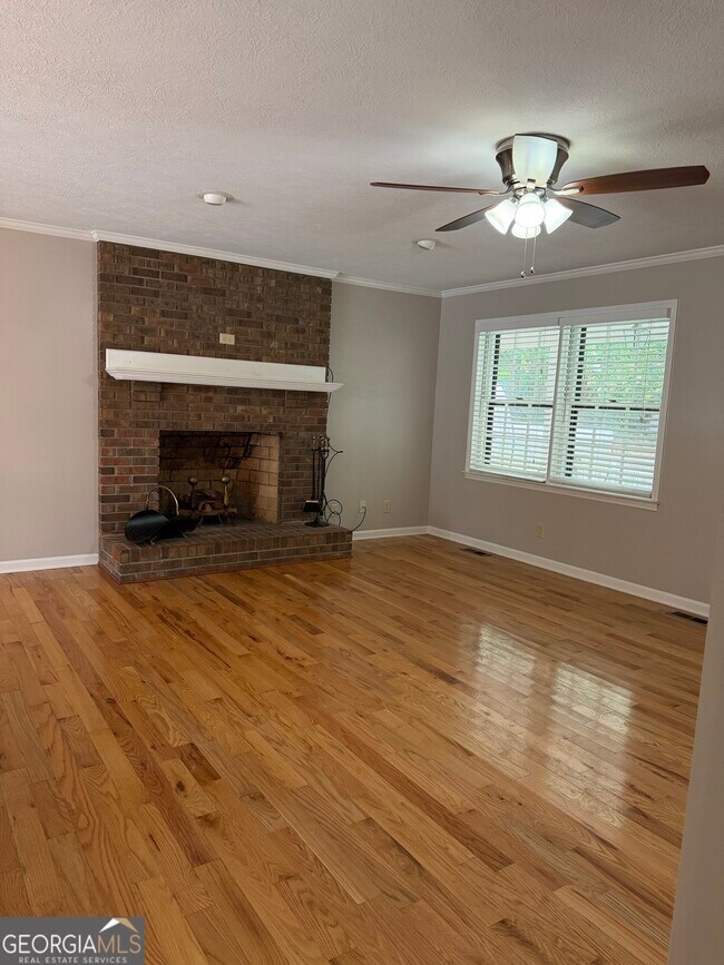 Building Photo - 402 Skyline Dr