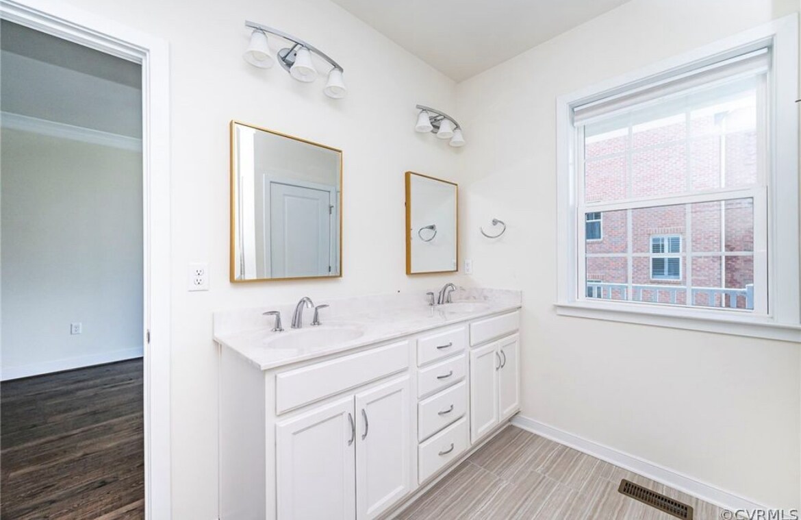 Primary bathroom with double vanity - 2008 Libbie Lake West St