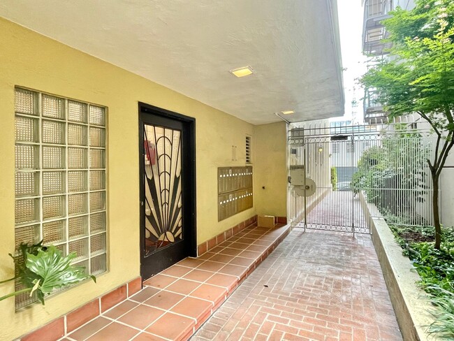 Building Photo - Prime Nob Hill Remodeled Condo, Private Ba...