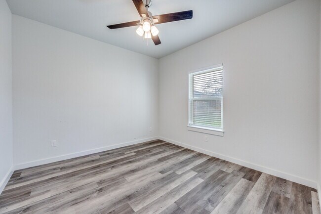 Building Photo - 3-Bed Home with Fenced Yard & Attached Garage in Sunny Side – Denison