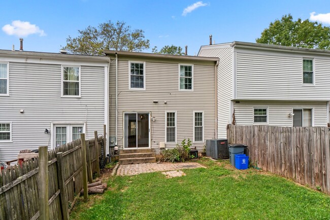 Building Photo - Spacious Townhome