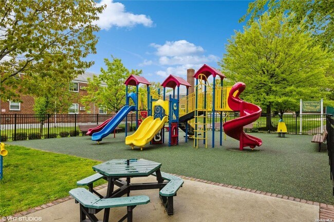 Building Photo - 71-7 Little Neck Pkwy