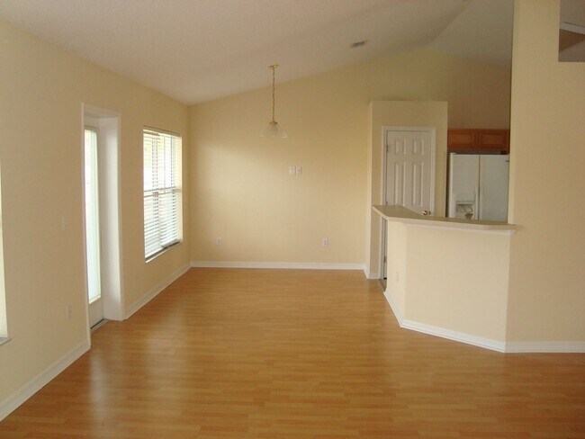 Building Photo - LARGE 3/2/2 WITH 2035 SQ. FEET OF LIVING S...