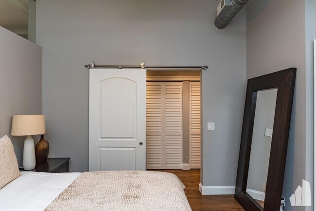 Building Photo - 2 bedroom in Chicago IL 60607