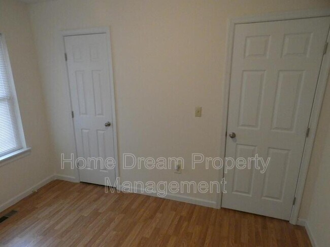 Building Photo - 930 Bryant Ave