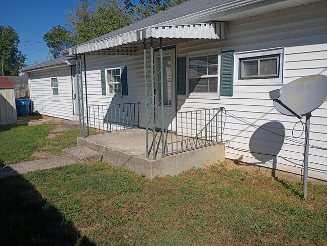 Building Photo - Cozy & Quiet 3BR Home with LVP Flooring
