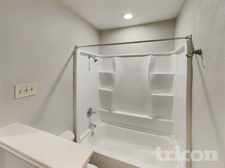 Building Photo - 709 De Soto Dr