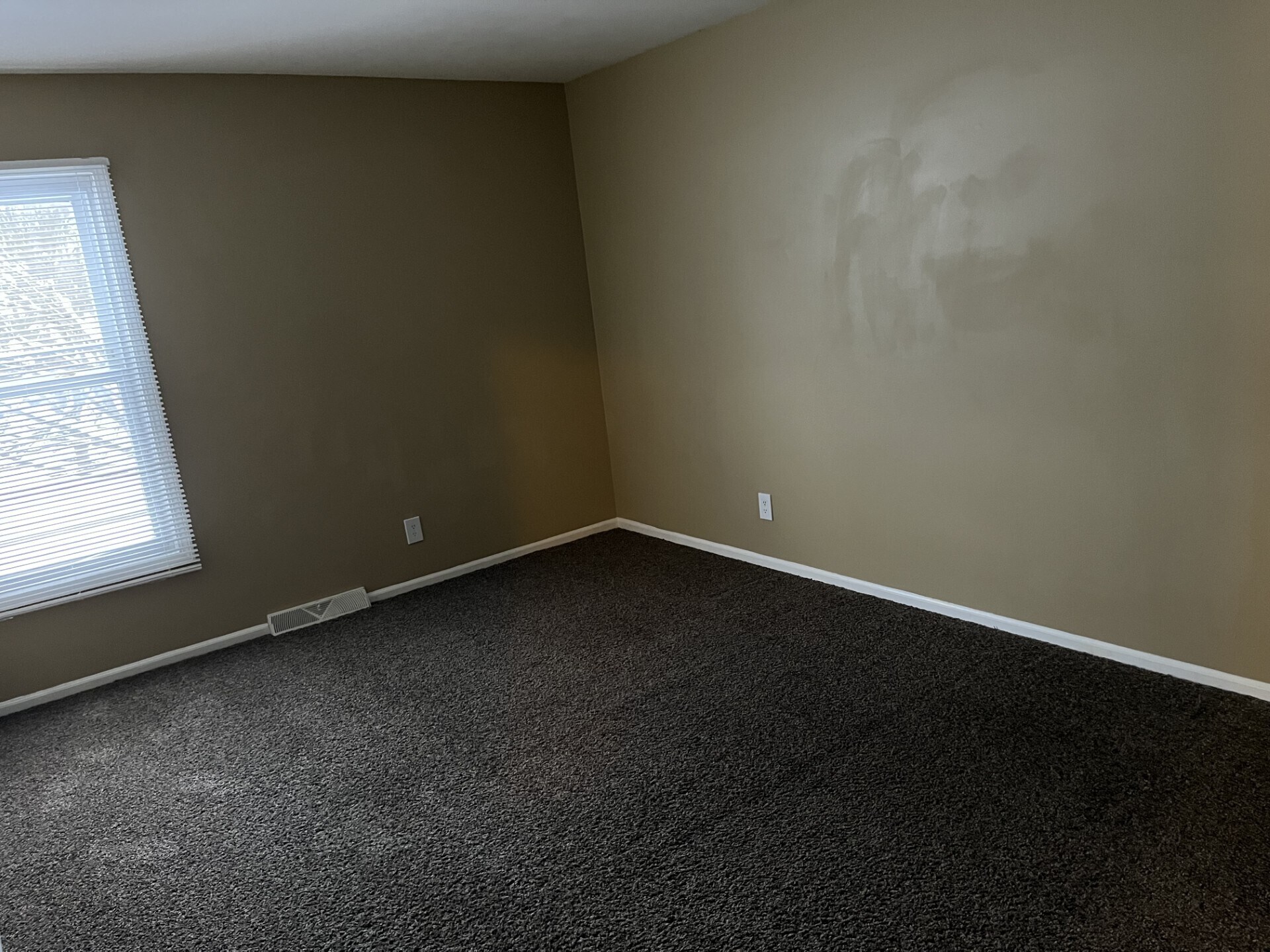 Building Photo - 800 N Main St