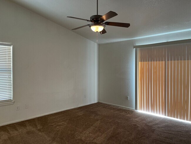Building Photo - 3 bedroom, 2 bathroom in Apple Valley!