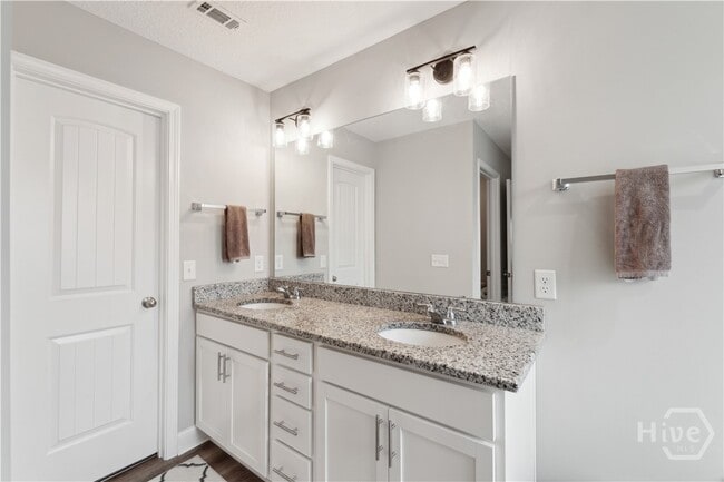 Building Photo - 601 Meloney Dr