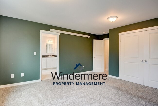 Building Photo - Newer Build 3 Bedroom 2.5 Bathroom Townhome
