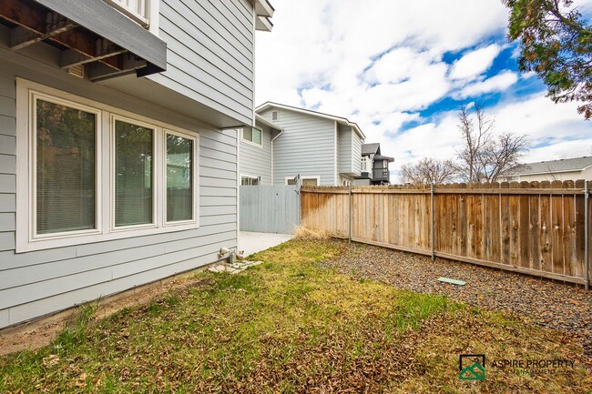 Building Photo - New Renovated 2 Bed 2 bath Townhome