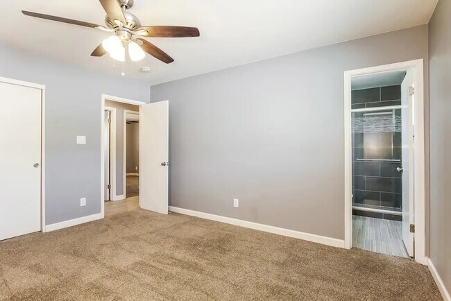Building Photo - 421 E Hermosa Dr