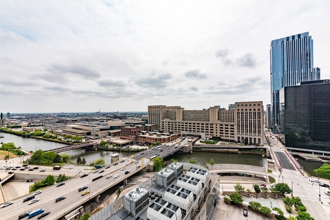 Building Photo - 235 W Van Buren St