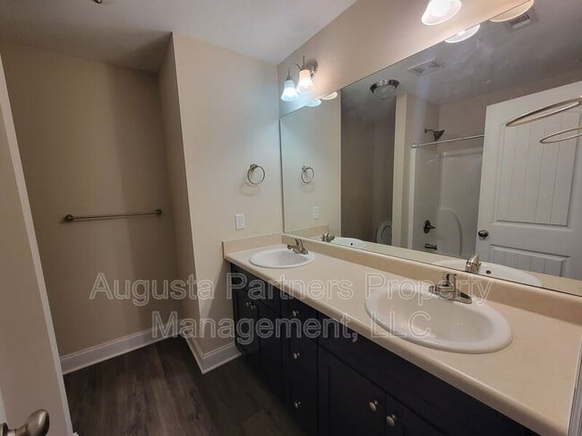 Building Photo - 640 Vista Dr