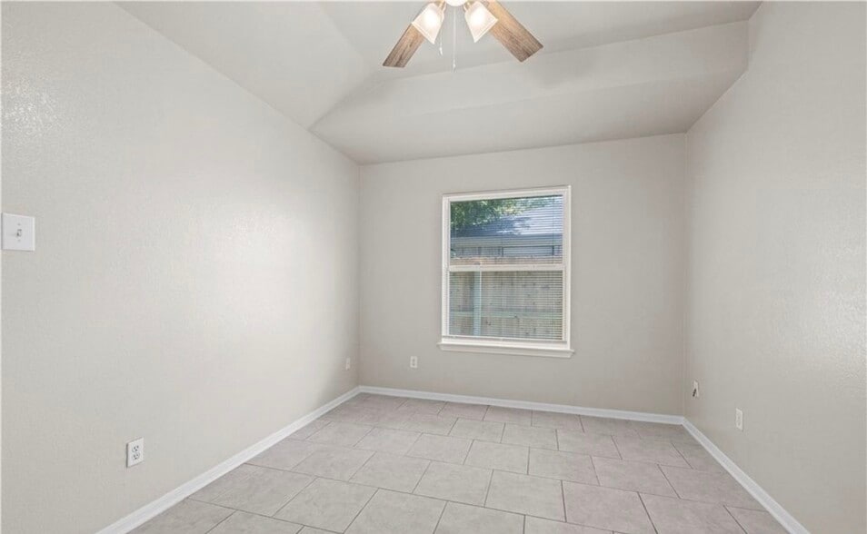 Guess Bedroom - 1006 W Avenue B