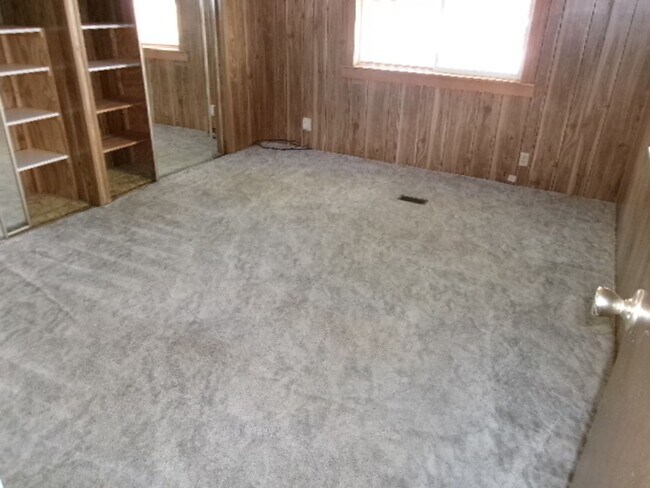 Building Photo - NIce 2 bed, 1 bath with small shop close to recreation