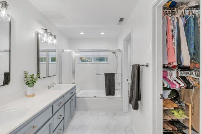 Building Photo - 3-Bed Bright Morgan Hill Home in a Desirable Neighborhood