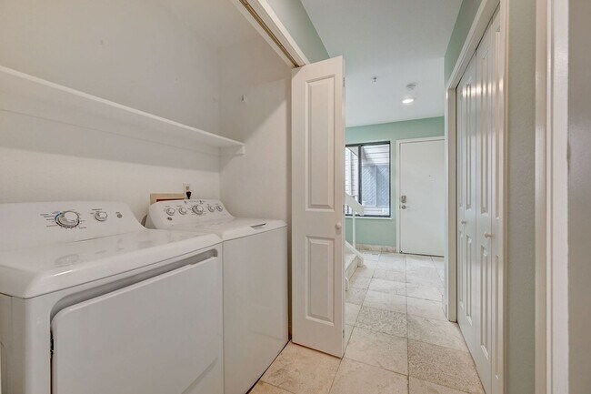 Building Photo - Beautiful downtown Penthouse. 1 bed/1 bath