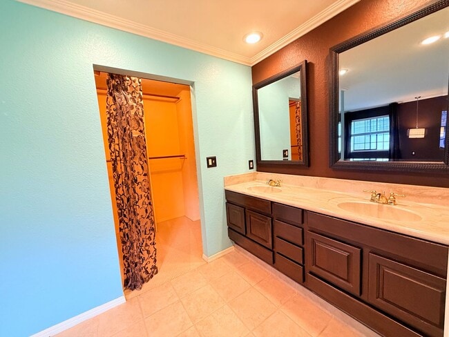 Building Photo - Charming and Move-in Ready, 3BD/2.5BA, Two-Story Townhome in Canyon Green at Canyon Lakes in San ...