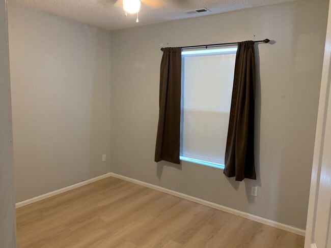 Building Photo - Open floorplan in Stetson Hills Rancher!