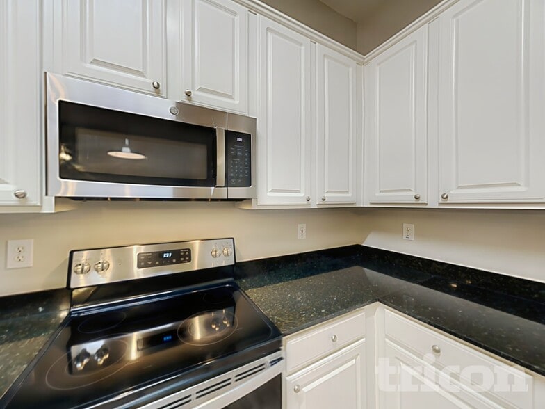 Building Photo - 800 Maryfield Dr