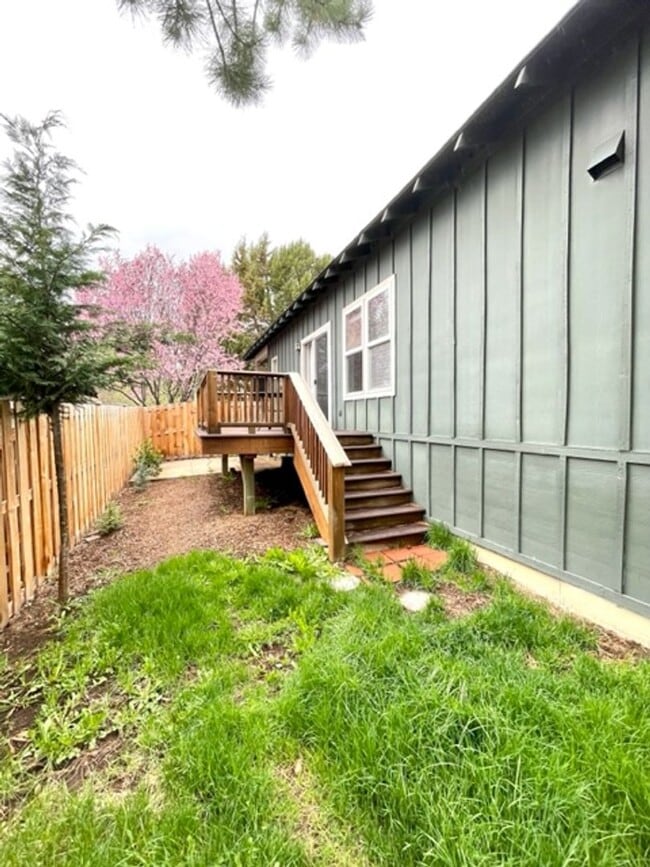 Building Photo - Near Downtown Bend and the Deschutes River...