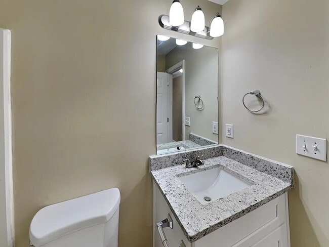 Building Photo - 408 Leafmore Rd SW