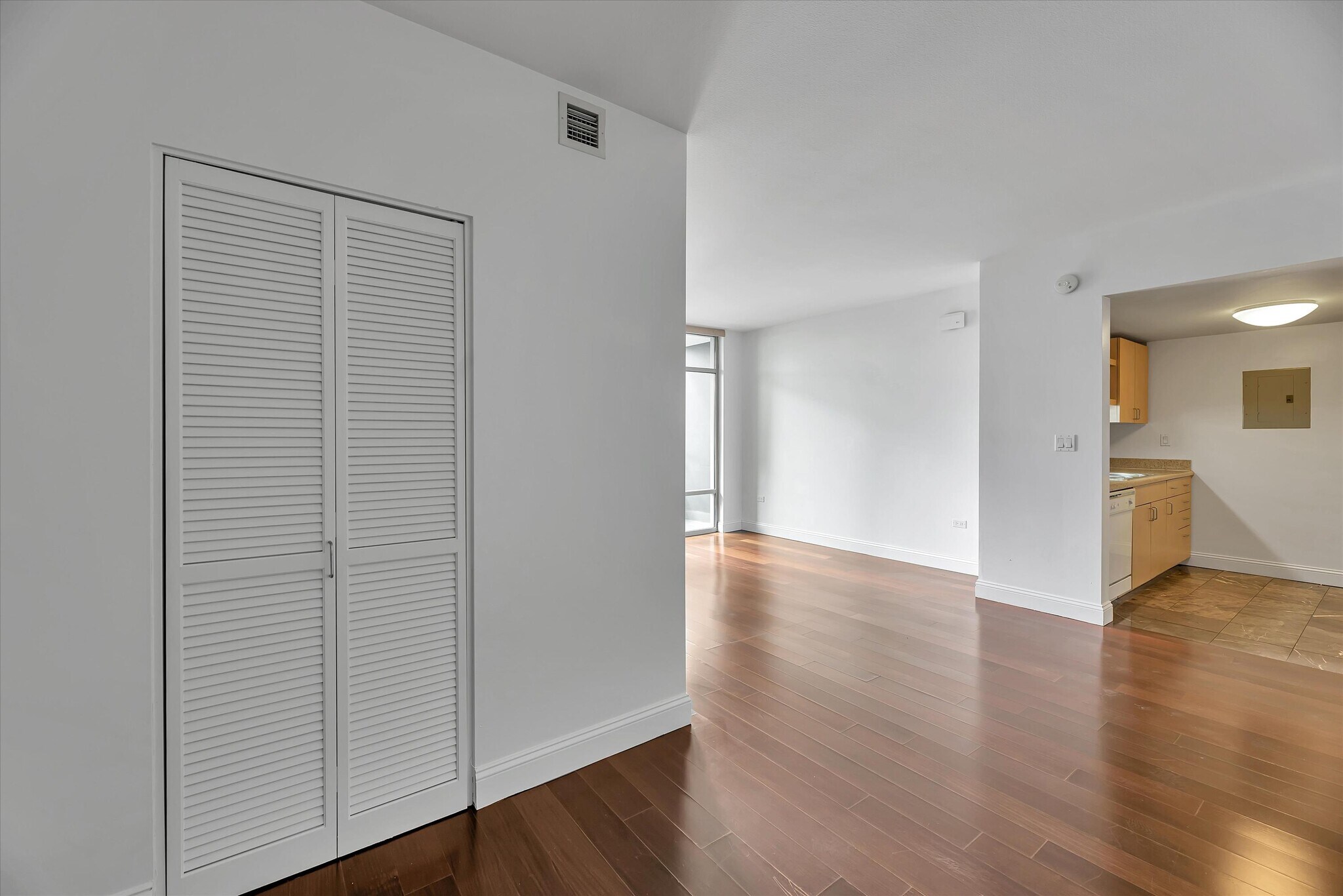 Building Photo - 425 W Beech St