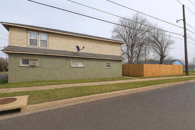 Building Photo - Affordable 1 Bed + 1 Bath