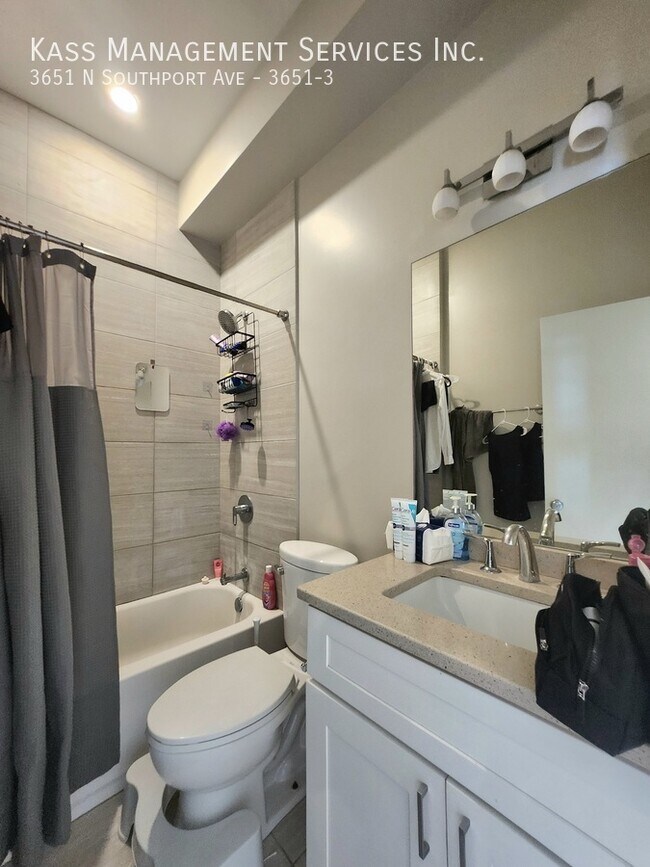 Building Photo - Newer Construction Prime Southport Corrido...