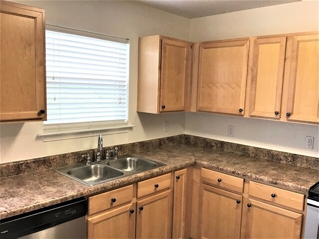 Building Photo - 1524 Eastway Dr