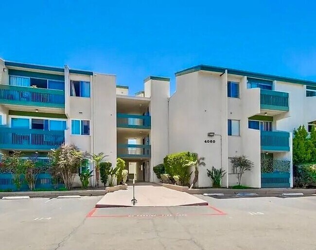 Building Photo - Charming 1-Bedroom Condo with Partial Bay Views & Summer Fireworks!